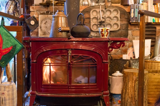 俊太郎さんの自宅に設置された薪ストーブ。暖かさの質感がこんなにも違うなんて！驚きを隠せません。
