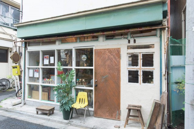 greenz.jpの取材の舞台になった複数の店主が交代で登場するシェアカフェ「halahelu」。元々、やきとん屋さんだったそうで、DIYで手を入れて生まれ変わりました。